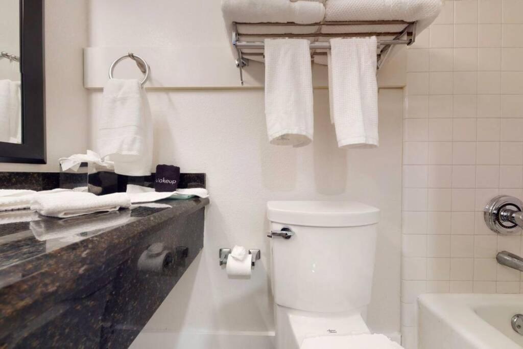 Sea Breeze, Studio 510, Beach Steps Away!+Pool+Wifi رسكن المظهر الخارجي الصورة